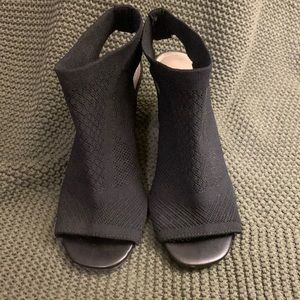 Black peep toe cloth heels